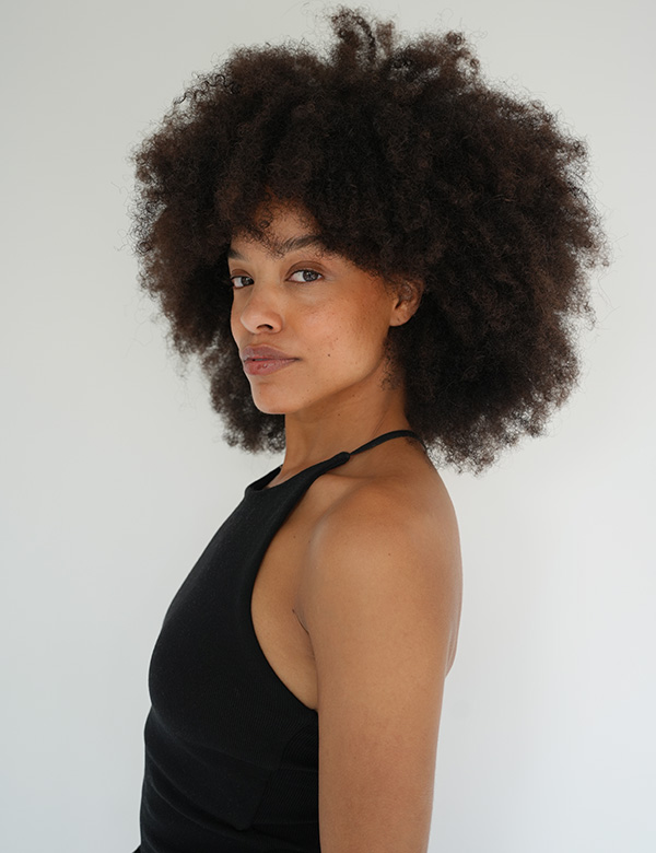 Vrouwelijk model met zwart haar Sammy Le.