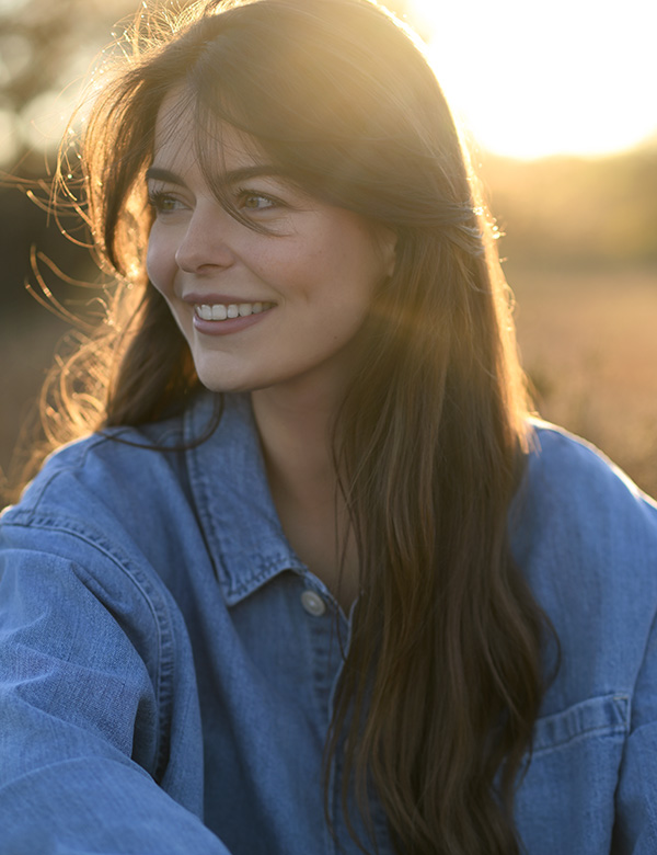 vrouwelijk model met lang donker haar Sanne K.