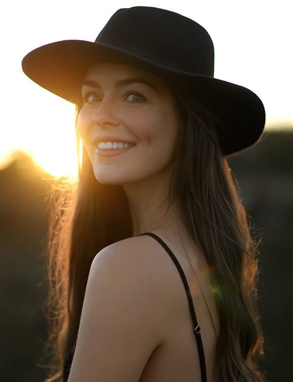 vrouwelijk model met lang donker haar Sanne K.