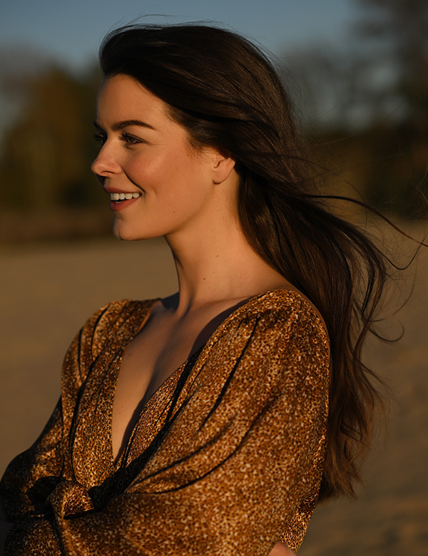 vrouwelijk model met lang donker haar Sanne K.