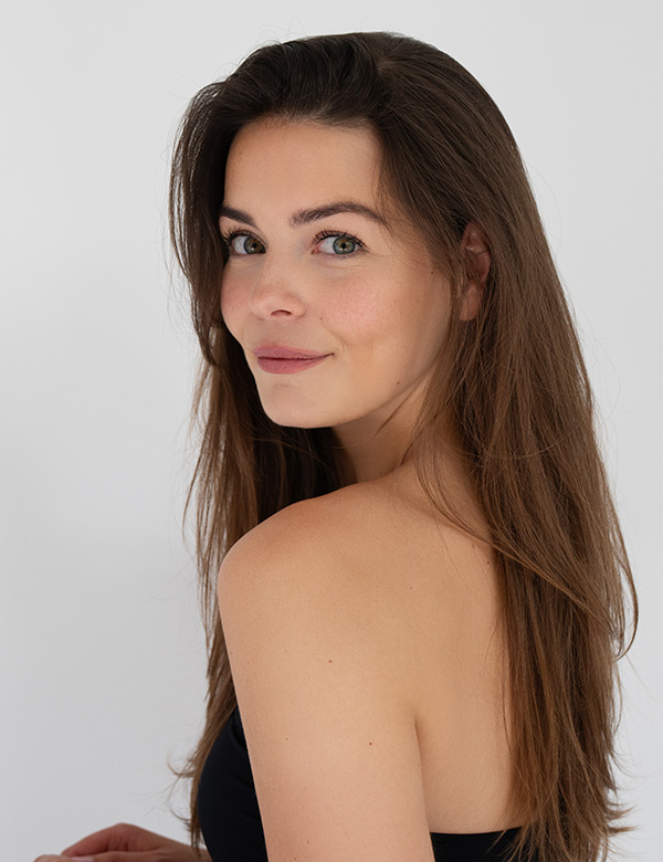 Vrouwelijk model met lang bruin haar Sanne K.
