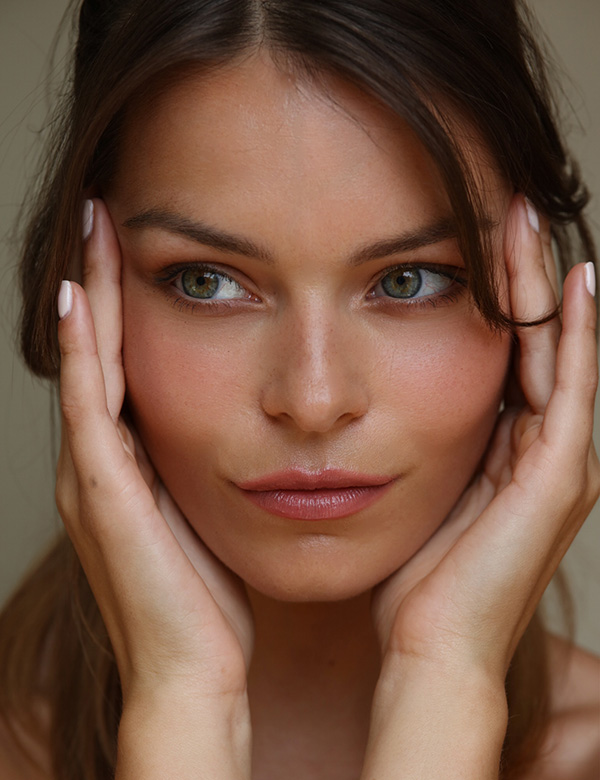 Vrouwelijk model met lang bruin haar Sanne