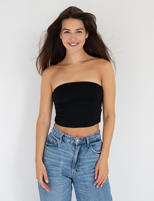 Vrouwelijk model met lang bruin haar Sanne K.
