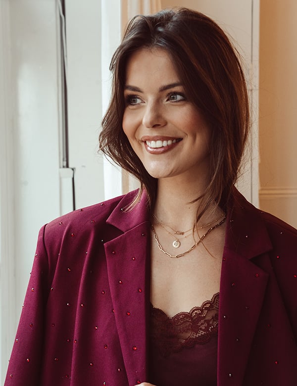 Vrouwelijk model met lang bruin haar Sanne K.