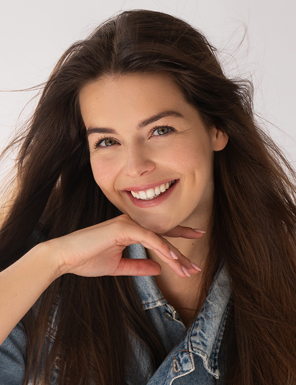 Vrouwelijk model met lang bruin haar sanne k.