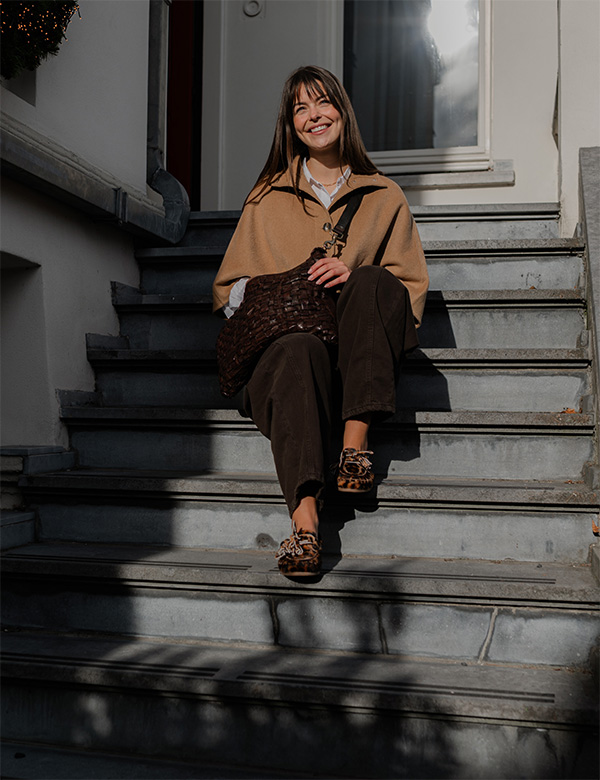 Vrouwelijk model met lang bruin haar Sanne K.