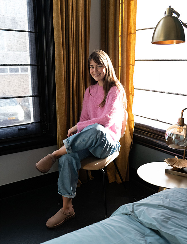 Vrouwelijk model met lang bruin haar Sanne K.