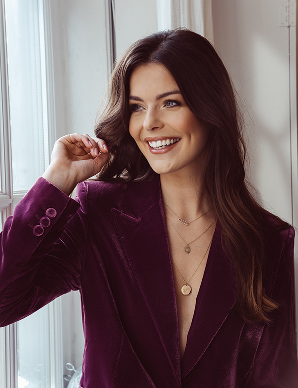 Vrouwelijk model met lang bruin haar Sanne K.