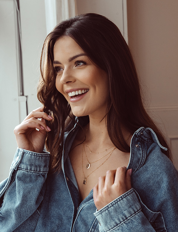 Vrouwelijk model met lang bruin haar Sanne K.