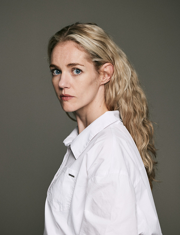 Vrouwelijk model met lang blond haar Sanne M.