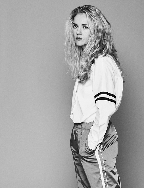 Vrouwelijk model met lang blond haar Sanne M.