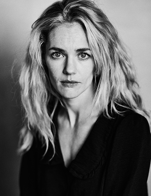 Vrouwelijk model met lang blond haar Sanne M.
