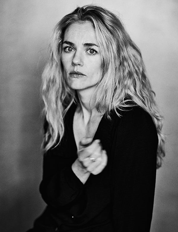 Vrouwelijk model met lang blond haar Sanne M.