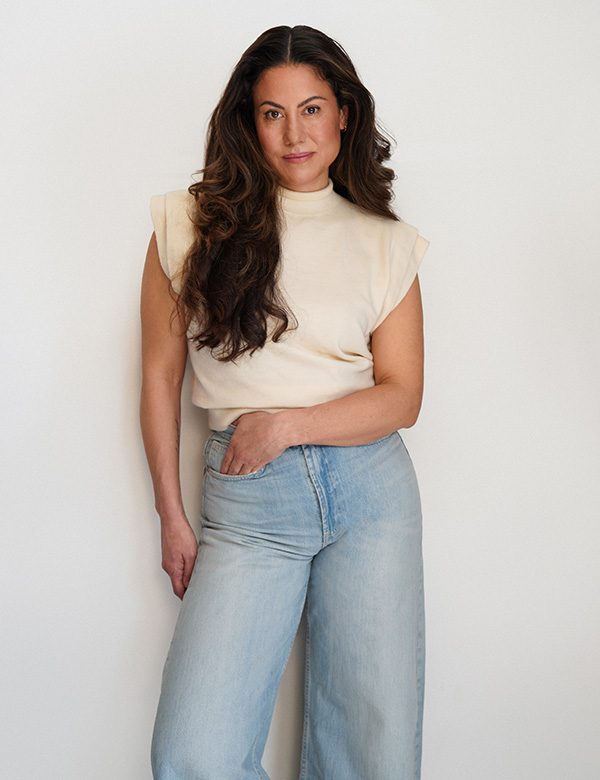 vrouwelijk model met lang donker haar Sanne St.