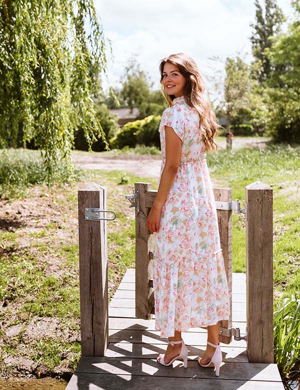 Vrouwelijk model met lang bruin haar Sanne