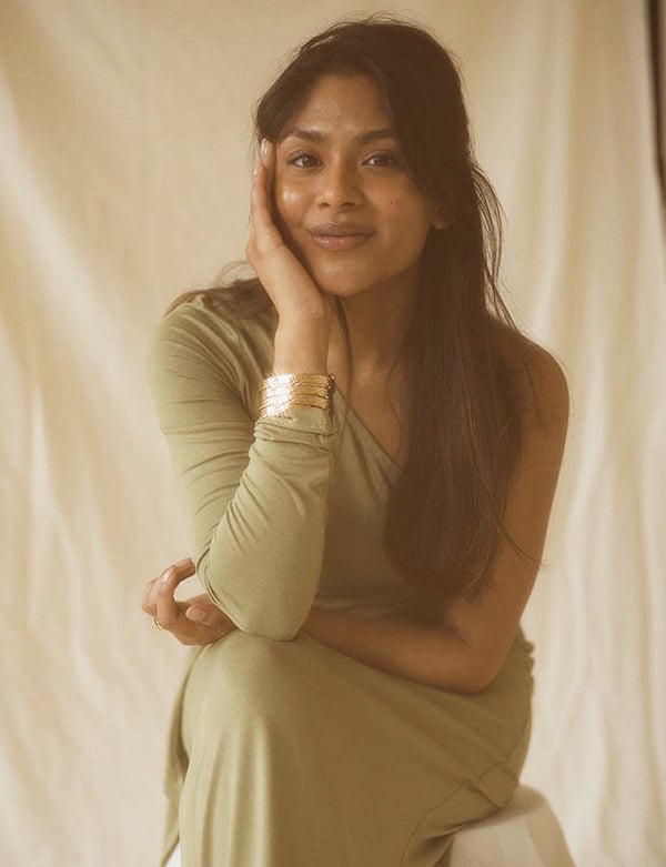 Vrouwelijk model met bruin haar Santousha