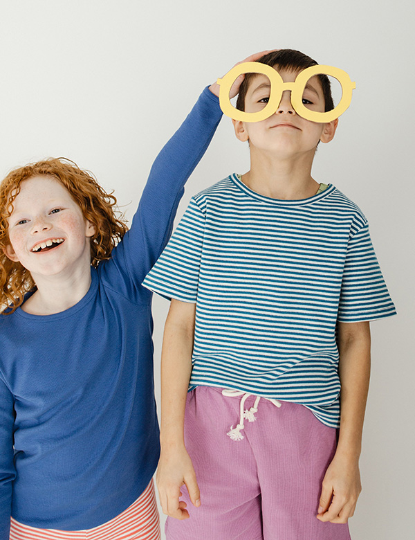Kinderlijk model met rood krullend haar Sarah Ve.