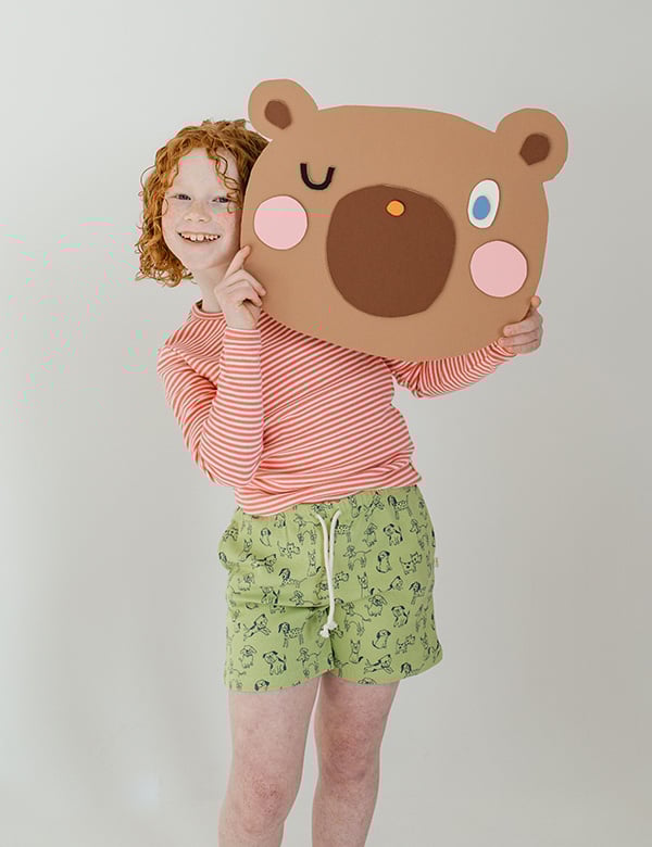 Kinderlijk model met rood krullend haar Sarah Ve.