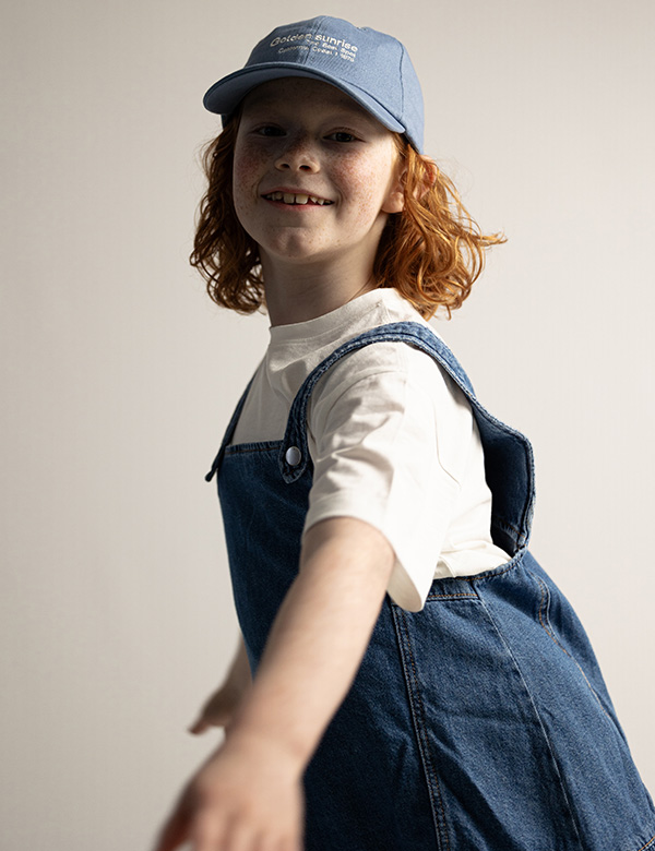 Kinderlijk model met rood krullend haar Sarah Ve.