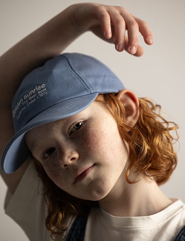 Kinderlijk model met rood krullend haar Sarah Ve.
