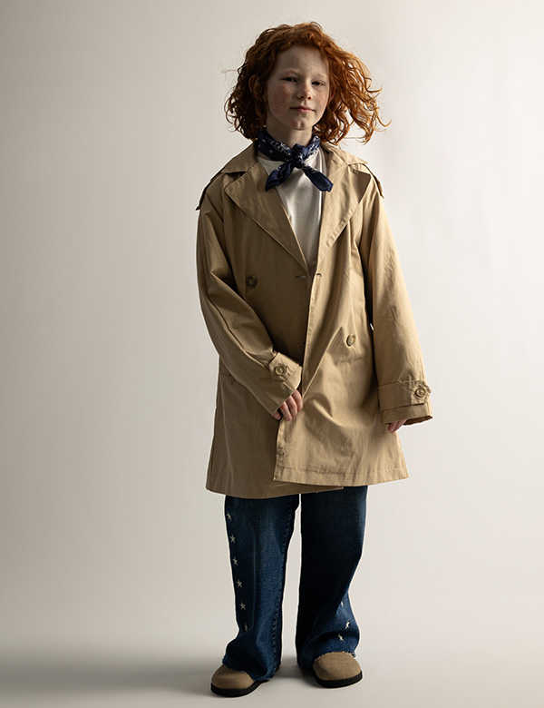 Kinderlijk model met bruin krullend haar Sarah Ve.