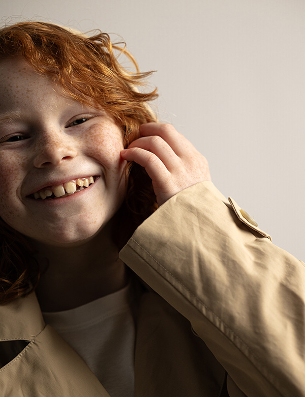 Kinderlijk model met rood krullend haar Sarah Ve.