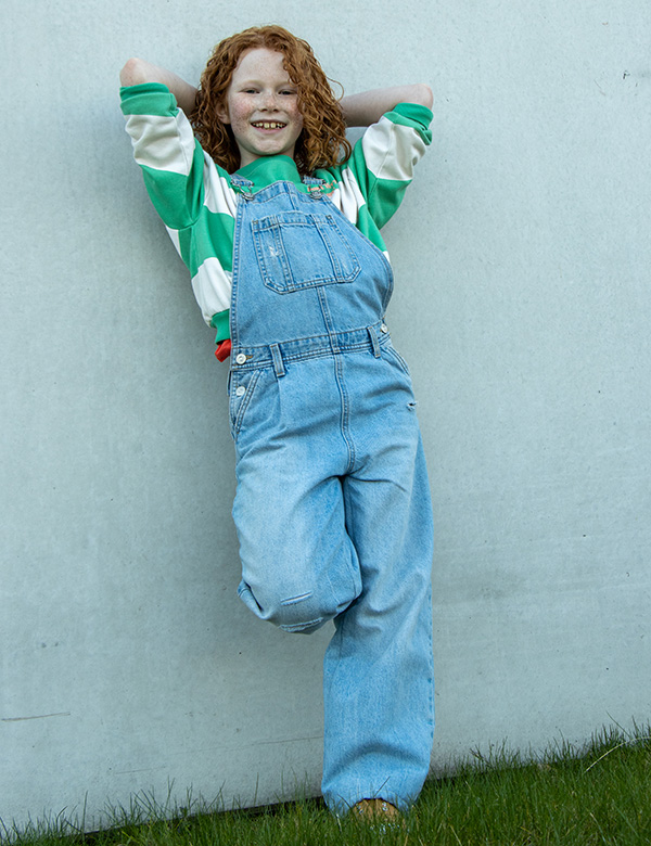 Kinderlijk model met rood krullend haar Sarah Ve.