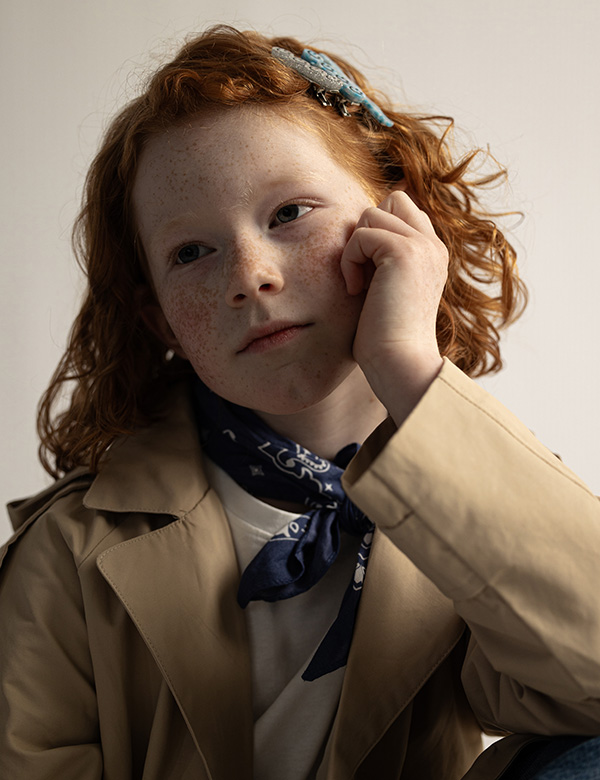 Kinderlijk model met rood krullend haar Sarah Ve.