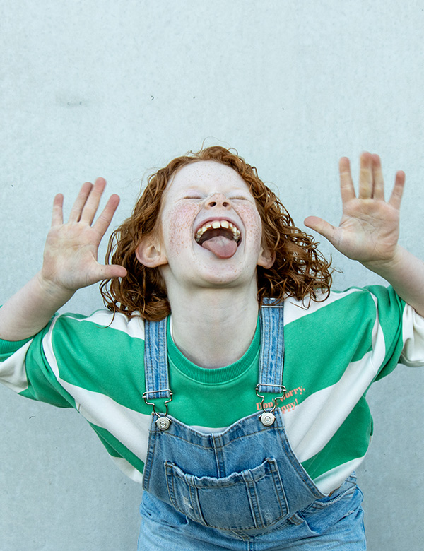 Kinderlijk model met rood krullend haar Sarah Ve.