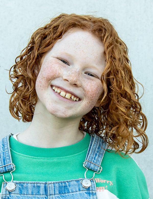 Model Kinderlijk model met rood krullend haar sarah ve.