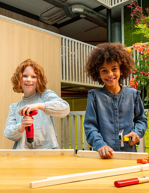 Kinderlijk model met rood krullend haar Sarah Ve.