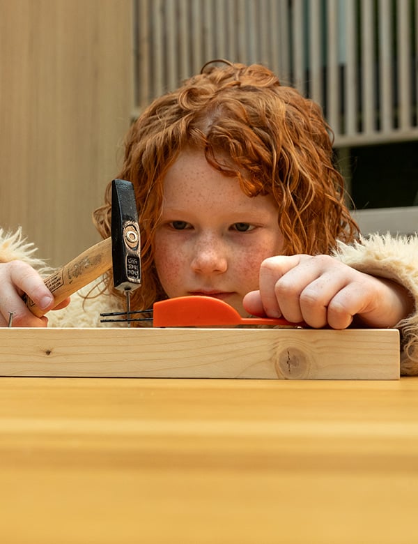 Kinderlijk model met rood krullend haar Sarah Ve.