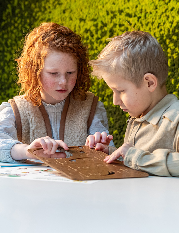Kinderlijk model met rood krullend haar Sarah Ve.