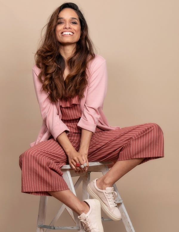 Vrouwelijk model met bruin haar sarah R.