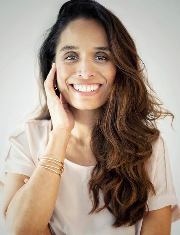 Vrouwelijk model met bruin haar sarah R.