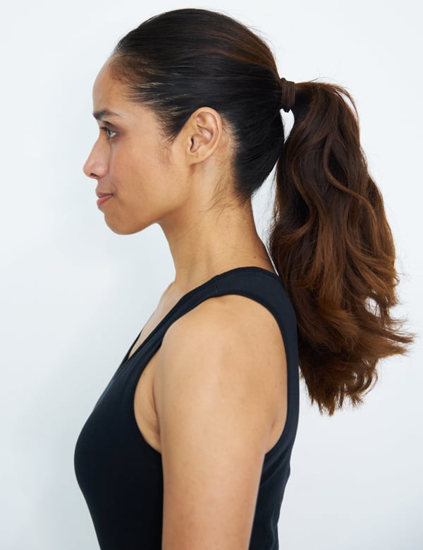 Vrouwelijk model met bruin haar sarah R.