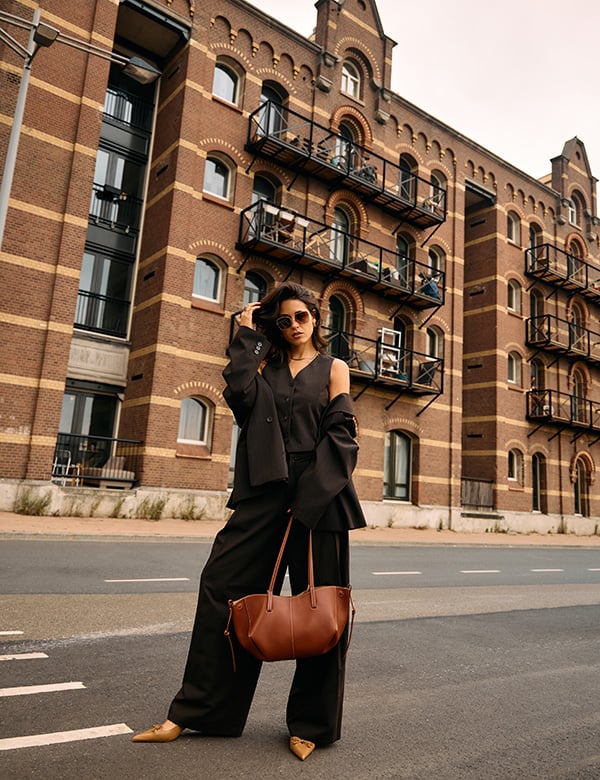 vrouwelijk model met donkerbruin haar Sascha Wo.