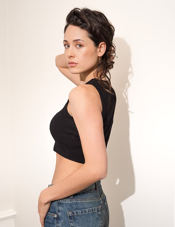 Vrouwelijk model met bruin haar Sascha Wo.