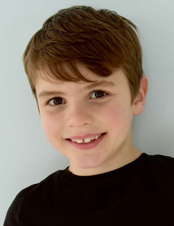 Kindermodel met donkerblond haar sasha