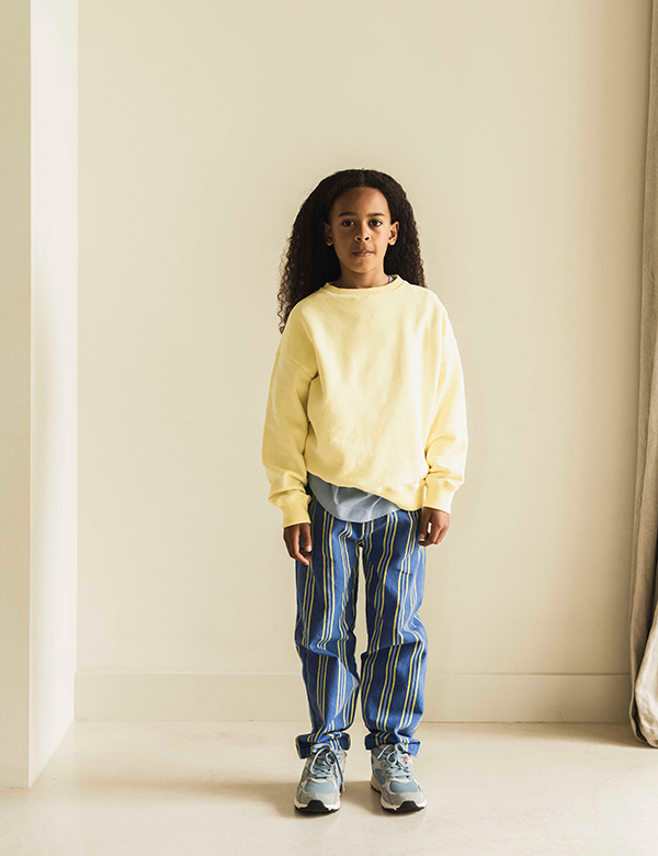 Kindermodel met kroes haar Savere