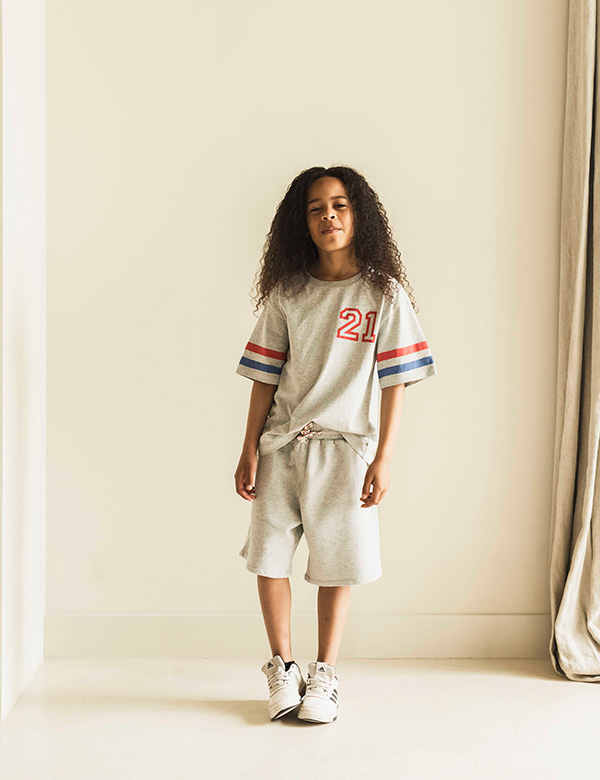 Kindermodel met kroes haar Savere