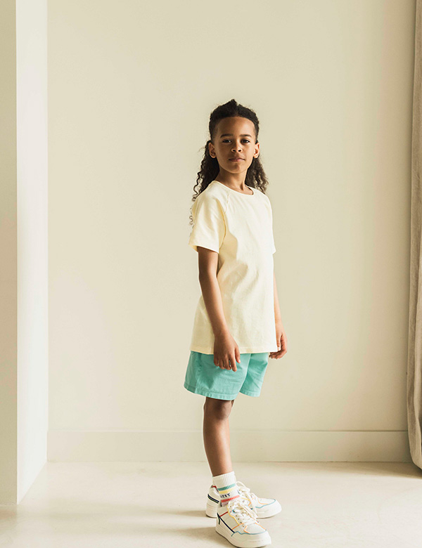 Kindermodel met kroes haar Savere
