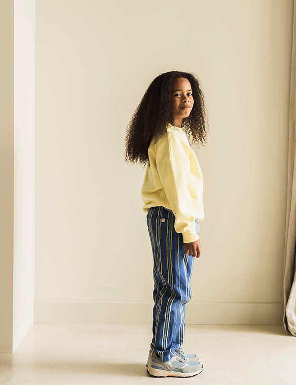 Kindermodel met kroes haar Savere