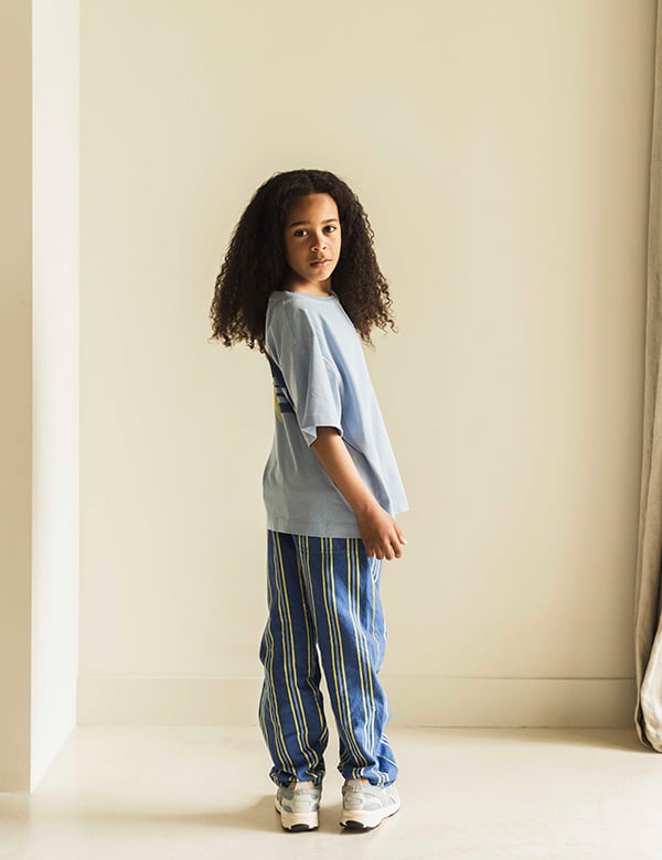 Kindermodel met kroes haar Savere
