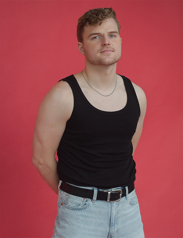 Mannelijk model met blond haar Sem Hi.