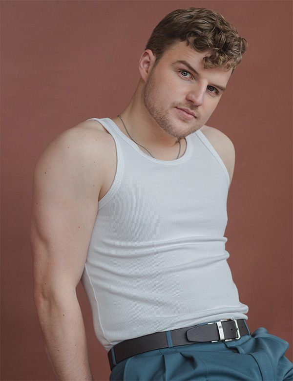 Mannelijk model met blond haar Sem Hi.