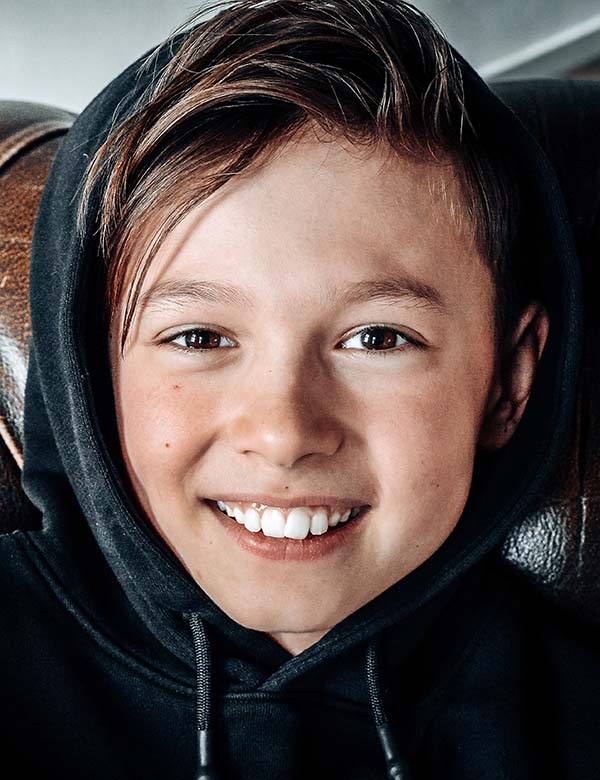 Kindermodel met donkerblond haar Sem