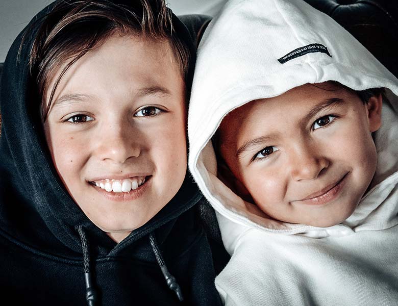 Kindermodel met donkerblond haar Sem