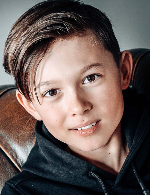 Kindermodel met donkerblond haar Sem