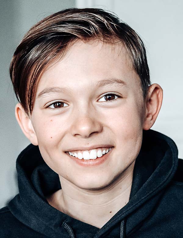 Kindermodel met donkerblond haar Sem